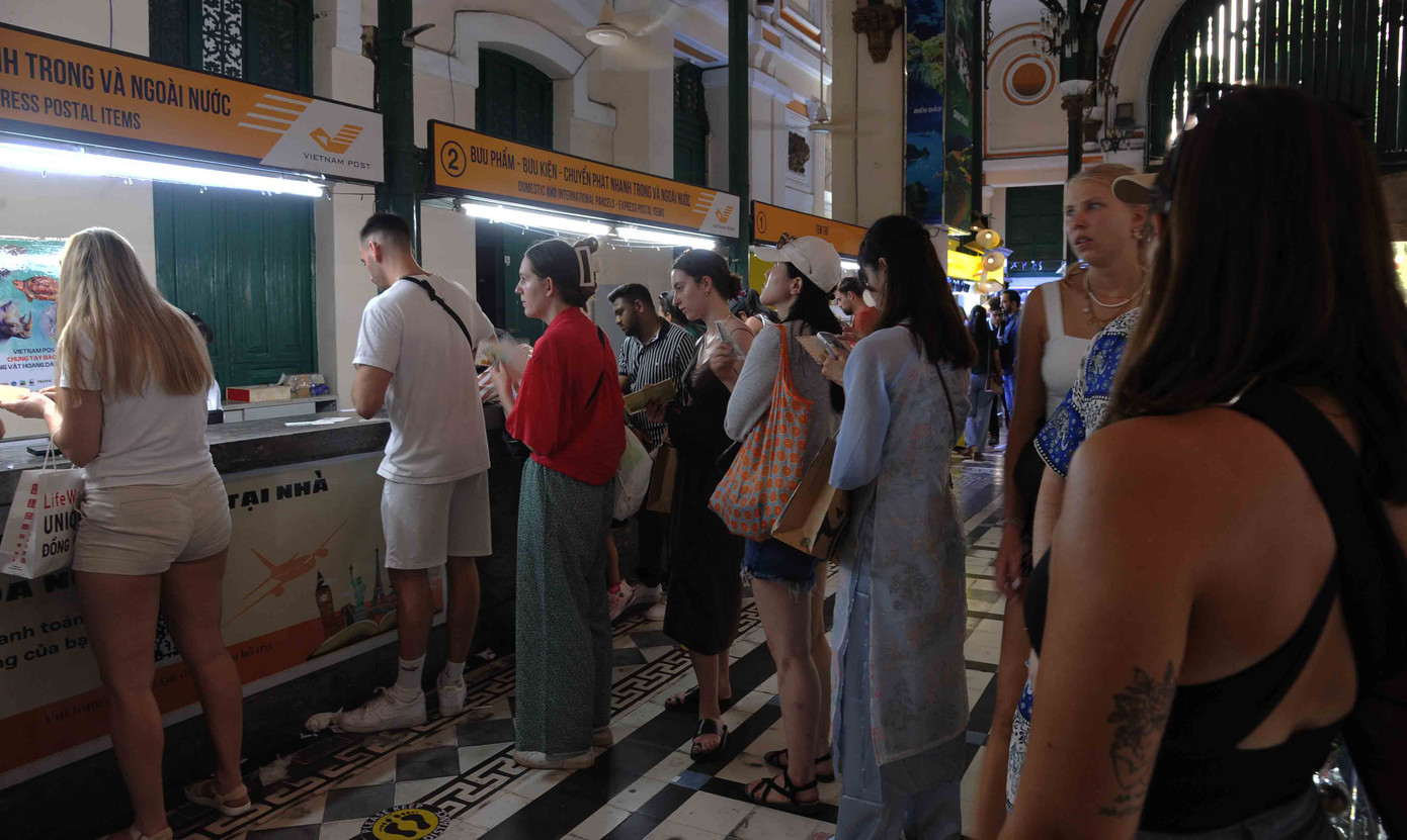 Khách nước ngoài xếp hàng để gửi thư tay tại Bưu điện TPHCM Khách nước ngoài xếp hàng để gửi thư tay tại Bưu điện TPHCM