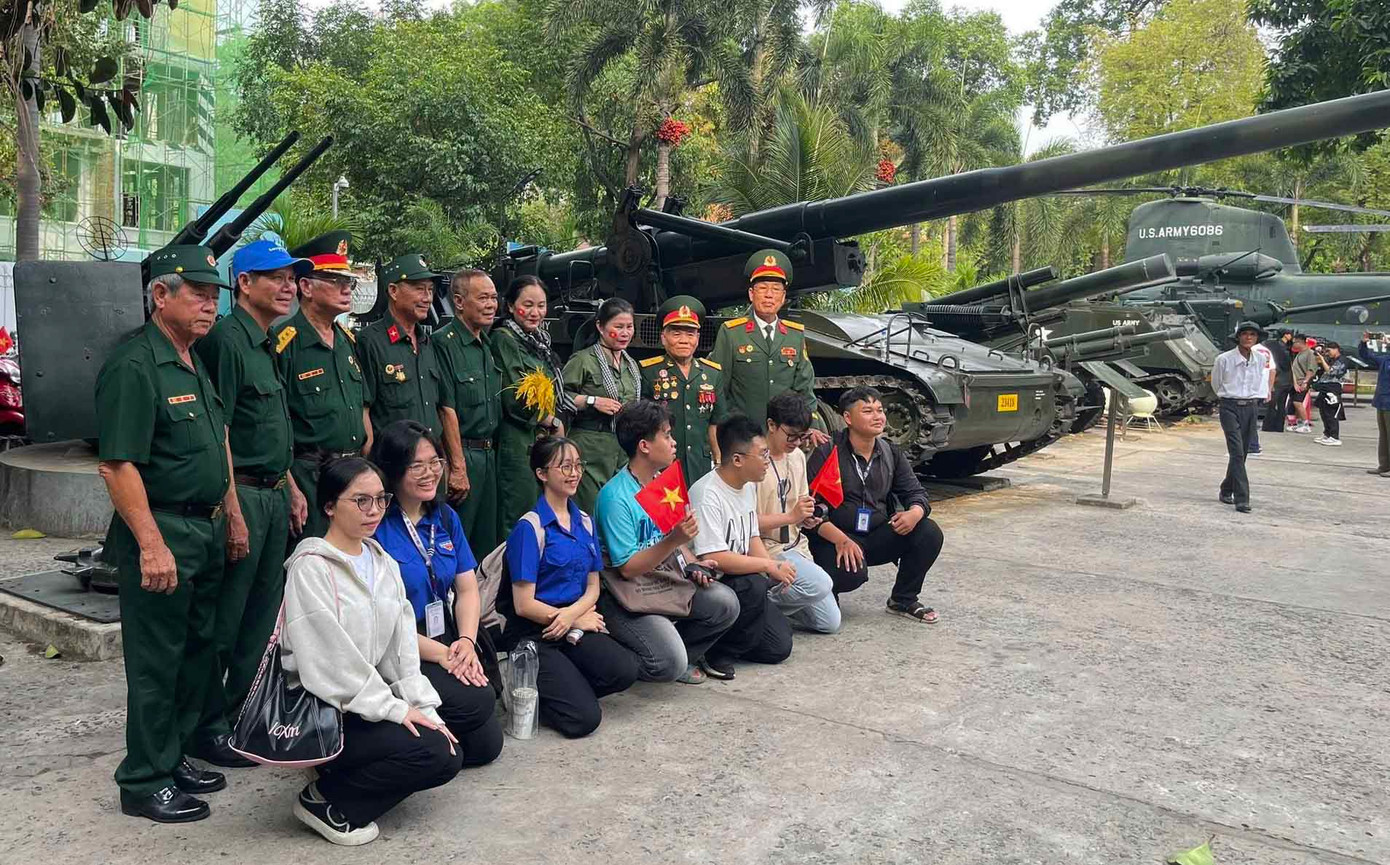 Chụp ảnh chung với các bác bộ đội. Chụp ảnh chung với các bác bộ đội.