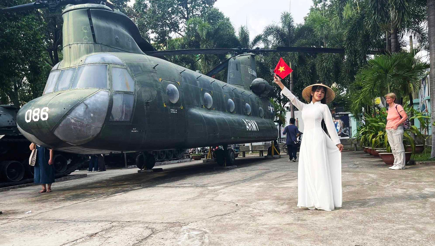 Niềm vui chiến thắng, thống nhất đất nước lan tỏa trong các bạn trẻ. Niềm vui chiến thắng, thống nhất đất nước lan tỏa trong các bạn trẻ.