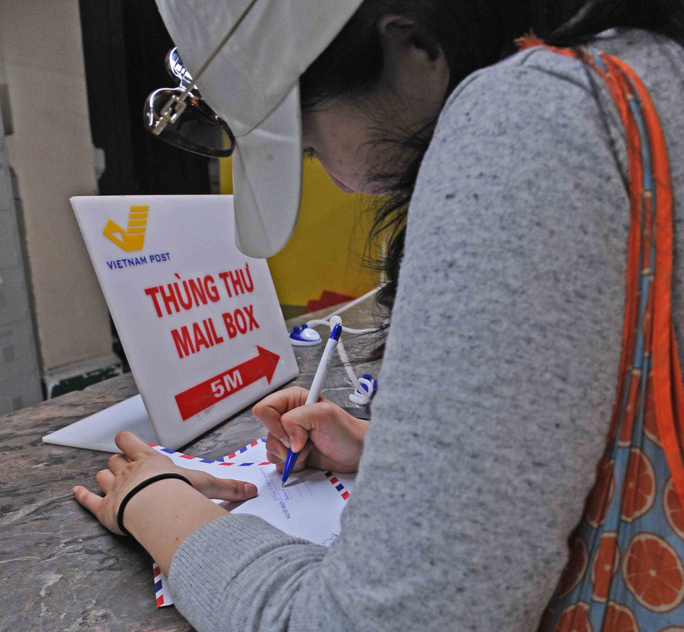 Các du khách chia sẻ rằng những lá thư tay gửi từ TPHCM trong dịp này là món quà đặc biệt cho bạn bè và người thân đang ở khắp năm châu. Các du khách chia sẻ rằng những lá thư tay gửi từ TPHCM trong dịp này là món quà đặc biệt cho bạn bè và người thân đang ở khắp năm châu.