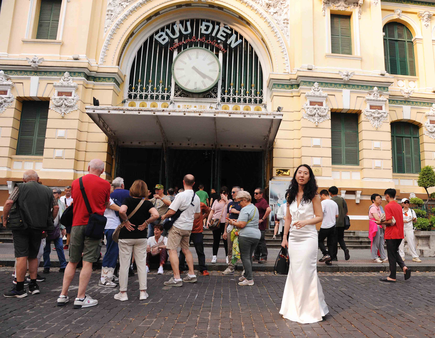 Bưu điện TPHCM được xây dựng từ năm 1886 và là công trình mang kiến trúc Á- Âu cổ đồ sộ nhất Việt Nam, được đánh giá là một trong 10 bưu điện đẹp nhất thế giới. Trải qua thăng trầm của lịch sử và nhiều cuộc chiến tranh, bưu điện vẫn được bảo tồn nguyên vẹn để đón khách đến tham quan và viết thư tay trong dịp kỷ niệm 50 năm ngày Việt Nam thống nhất. Bưu điện TPHCM được xây dựng từ năm 1886 và là công trình mang kiến trúc Á- Âu cổ đồ sộ nhất Việt Nam, được đánh giá là một trong 10 bưu điện đẹp nhất thế giới. Trải qua thăng trầm của lịch sử và nhiều cuộc chiến tranh, bưu điện vẫn được bảo tồn nguyên vẹn để đón khách đến tham quan và viết thư tay trong dịp kỷ niệm 50 năm ngày Việt Nam thống nhất.