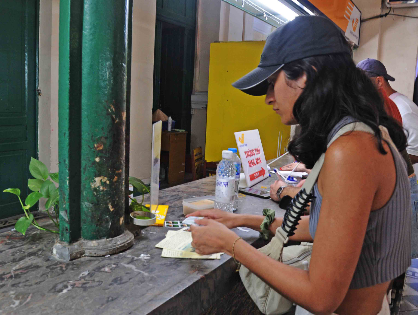 Du khách thích thú khi sử dụng các bì thư có hình ảnh và con chữ Việt Nam Du khách thích thú khi sử dụng các bì thư có hình ảnh và con chữ Việt Nam