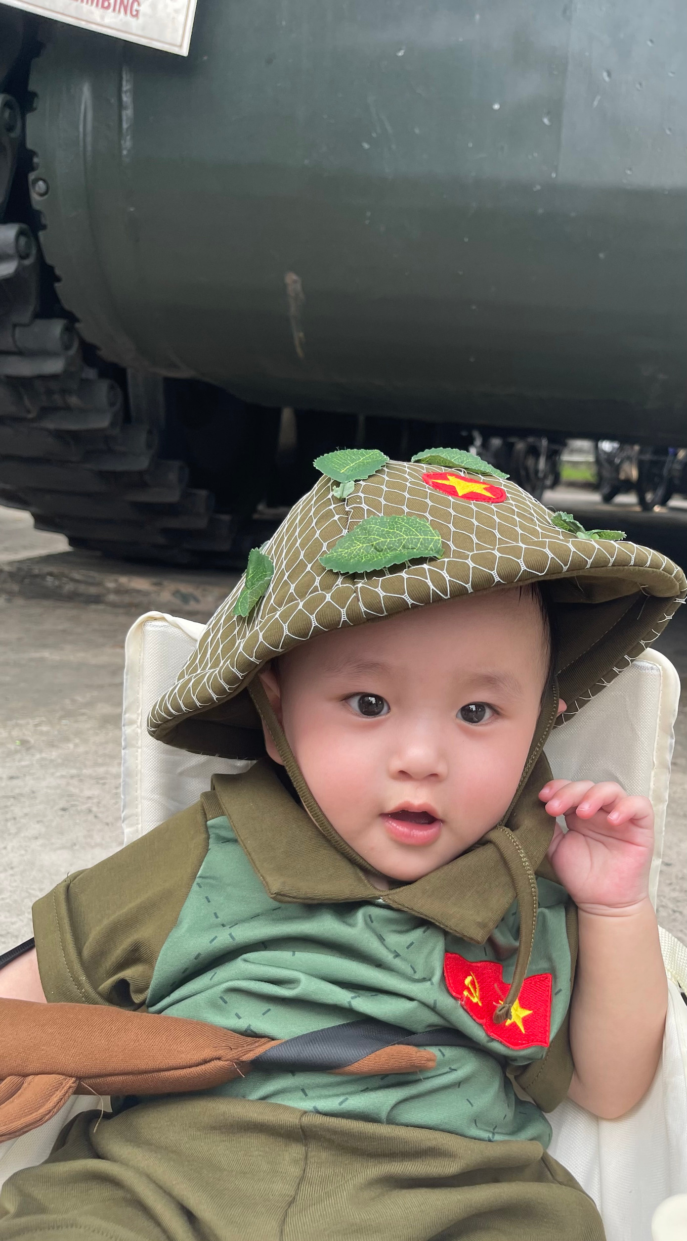 Bà của cháu Xin cho biết cả gia đình đều yêu thích hình ảnh Bộ đội Cụ Hồ và mong cháu chóng lớn để nối tiếp bước cha anh, tham gia xây dựng và bảo vệ đất nước Việt Nam ngày càng lớn mạnh.