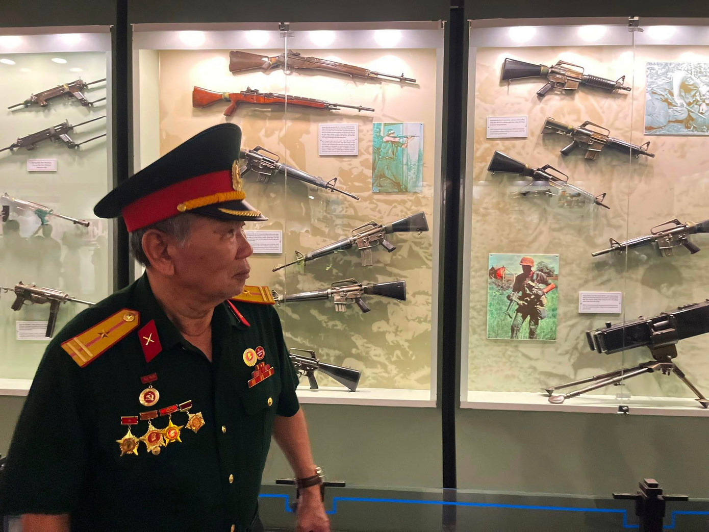 Rất nhiều vũ khí địch sử dụng nhưng không thể chiến thắng quân đội ta. Rất nhiều vũ khí địch sử dụng nhưng không thể chiến thắng quân đội ta.