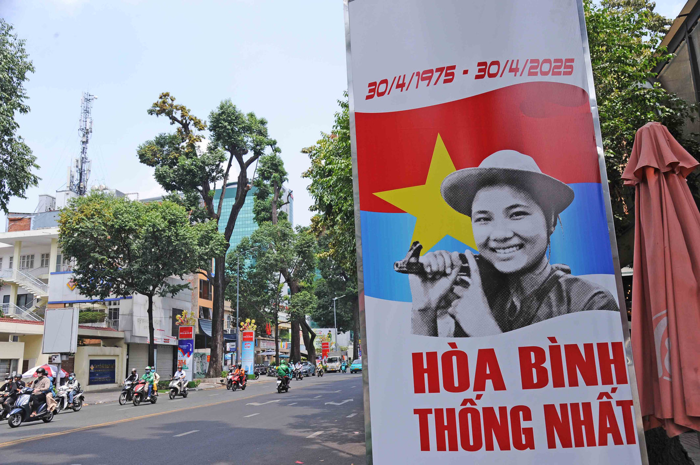 Đường phố quận 3 với hình ảnh các chiến sĩ giải phóng.