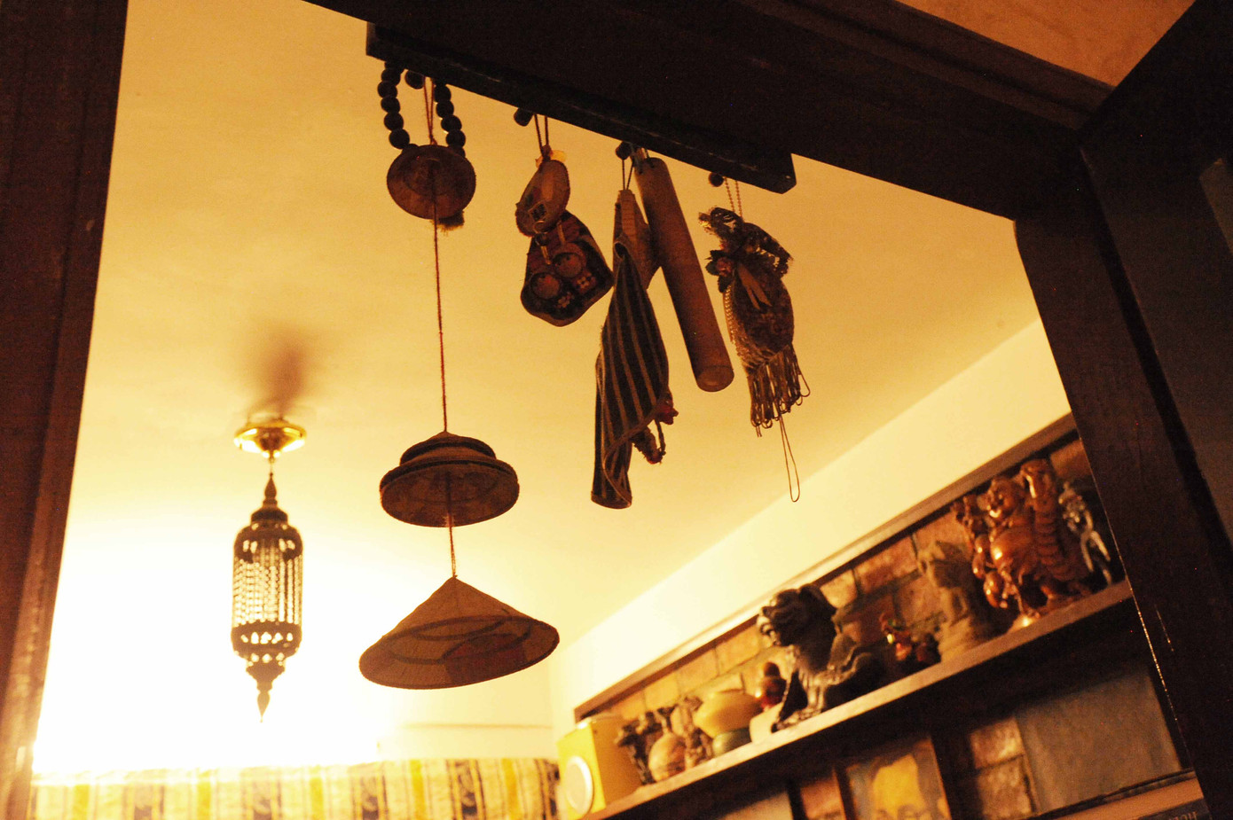 Những chiếc chuông gió vẫn hoạt động bình thường trong căn phòng của tác giả Diễm xưa. Những chiếc chuông gió vẫn hoạt động bình thường trong căn phòng của tác giả Diễm xưa.