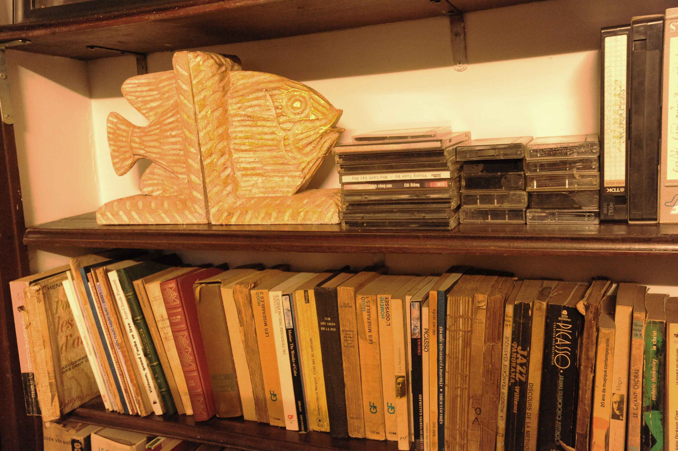 Trịnh Công Sơn có nhiều kệ sách và trên đó đều là những cuốn sách rất hay và có giá trị văn học cao. Trịnh Công Sơn có nhiều kệ sách và trên đó đều là những cuốn sách rất hay và có giá trị văn học cao.