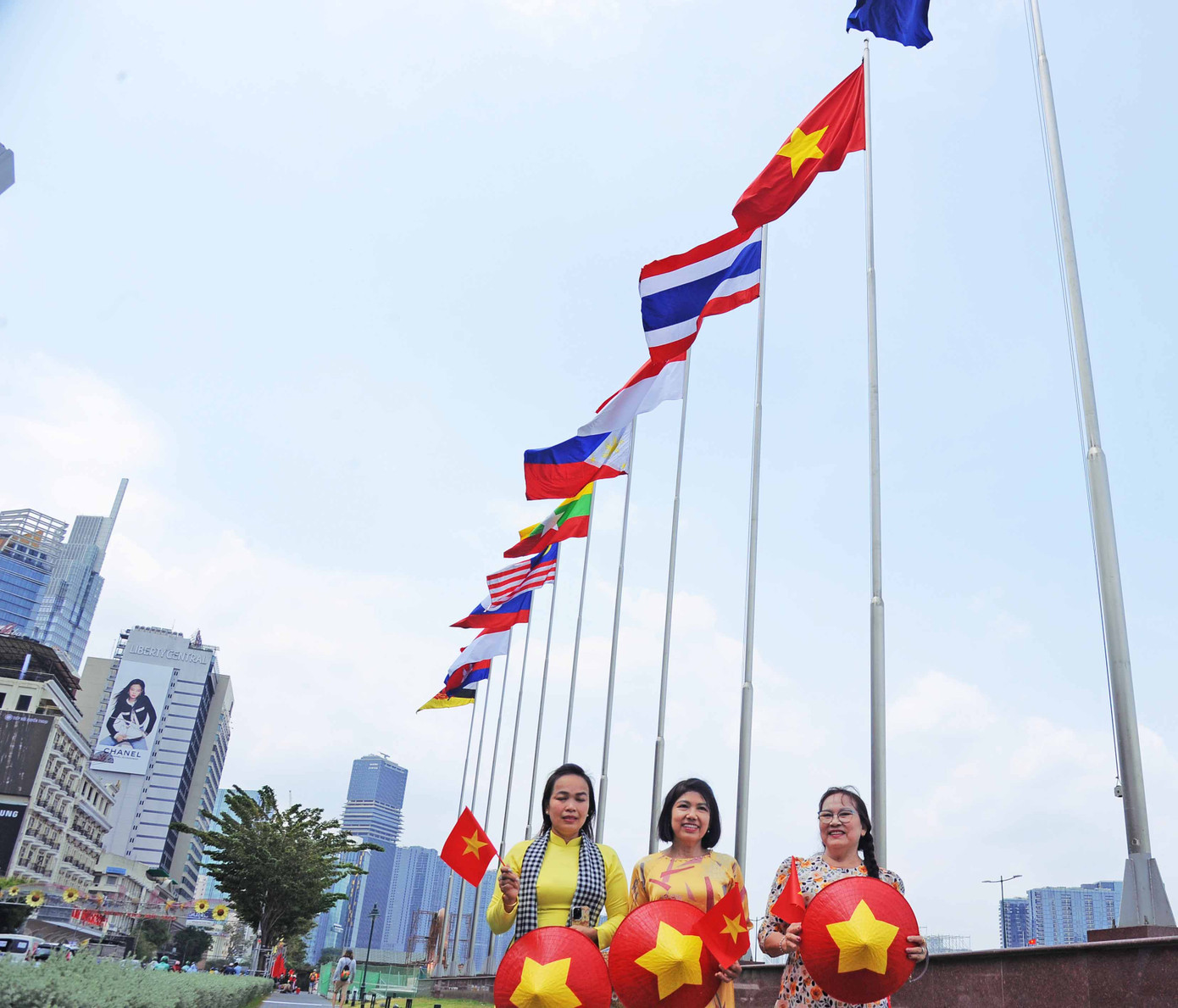 Các chị Huệ, Mai, Nga là người dân TPHCM đang chụp ảnh lưu niệm tại bến Bạch Đằng. Chị Huệ cho biết: "Chưa bao giờ thành phố đẹp như thế này nên chị em chúng tôi cũng tranh thủ mặc áo dài lưu lại những khoảnh khắc 50 năm mới có một lần".