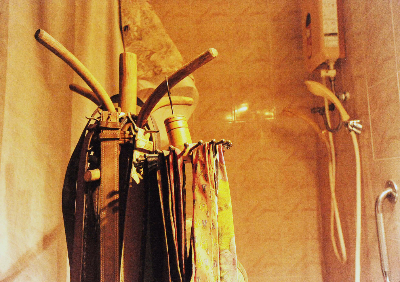 Rất nhiều dây lưng và cà vạt. Rất nhiều dây lưng và cà vạt.