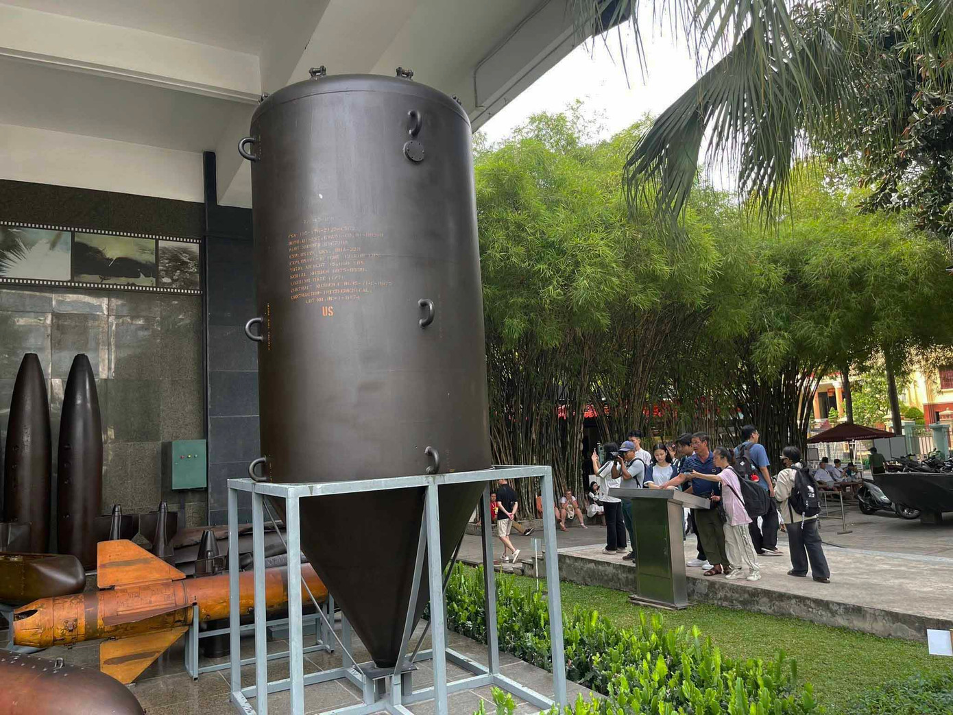 Bom phát quang có sức tàn phá khủng khiếp. Bom phát quang có sức tàn phá khủng khiếp.