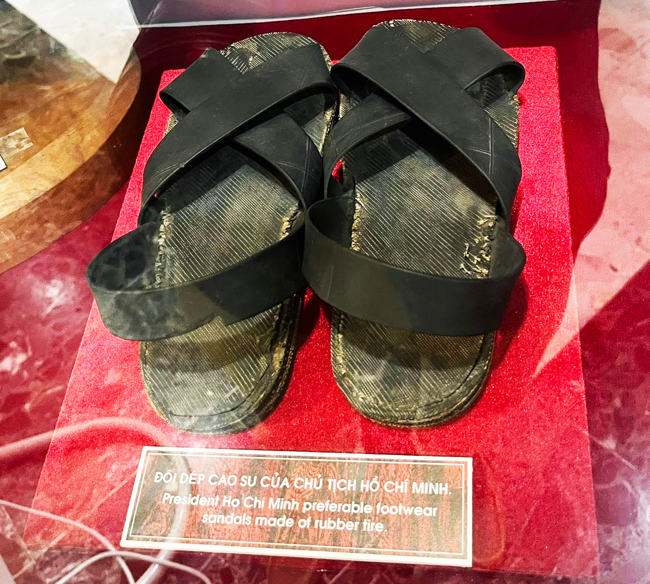 Tại Bảo tàng Hồ Chí Minh đang trưng bày nhiều kỷ vật về Hồ Chủ tịch. Trong ảnh là đôi dép cao su của Bác.