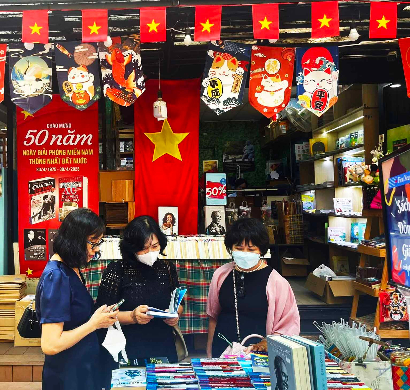 Nhiều tác phẩm giá trị cũng được tái bản như sách của các nhà nghiên cứu Trần Văn Giàu, Trần Bạch Đằng, Nguyễn Đình Đầu... thu hút người đọc. Nhiều tác phẩm giá trị cũng được tái bản như sách của các nhà nghiên cứu Trần Văn Giàu, Trần Bạch Đằng, Nguyễn Đình Đầu... thu hút người đọc.