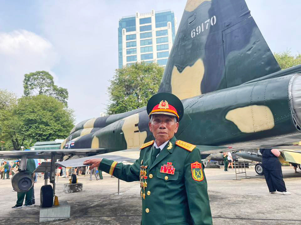 Bác Nguyễn Xuân Dinh - cựu chiến binh Quân đoàn 2 đã có mặt tại TPHCM ngày 30/4/1975 nay trở lại tham quan chiến lợi phẩm là những chiếc máy bay. Bác Nguyễn Xuân Dinh - cựu chiến binh Quân đoàn 2 đã có mặt tại TPHCM ngày 30/4/1975 nay trở lại tham quan chiến lợi phẩm là những chiếc máy bay.