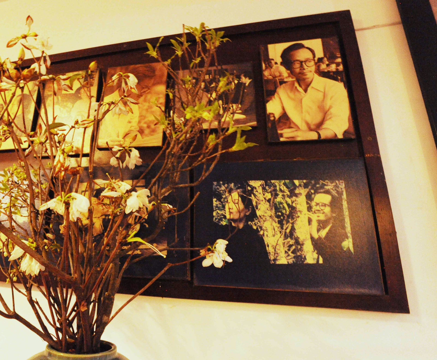 Ngôi nhà tràn ngập hình ảnh của người nhạc sĩ tài hoa. Ngôi nhà tràn ngập hình ảnh của người nhạc sĩ tài hoa.