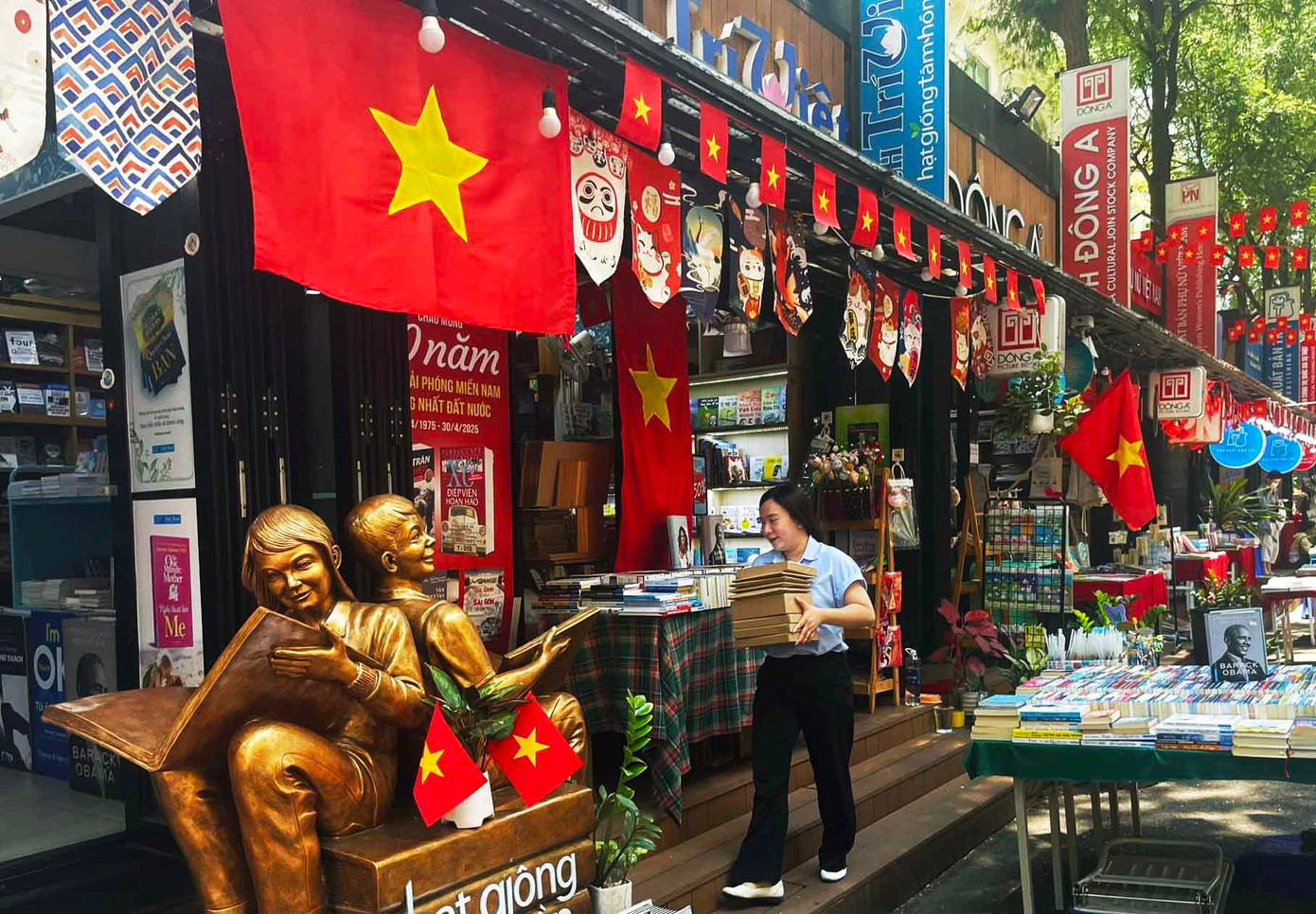 Đường sách Nguyễn Bình, TPHCM rực rỡ sắc màu với nhiều cuốn sách mới. Đường sách Nguyễn Bình, TPHCM rực rỡ sắc màu với nhiều cuốn sách mới.