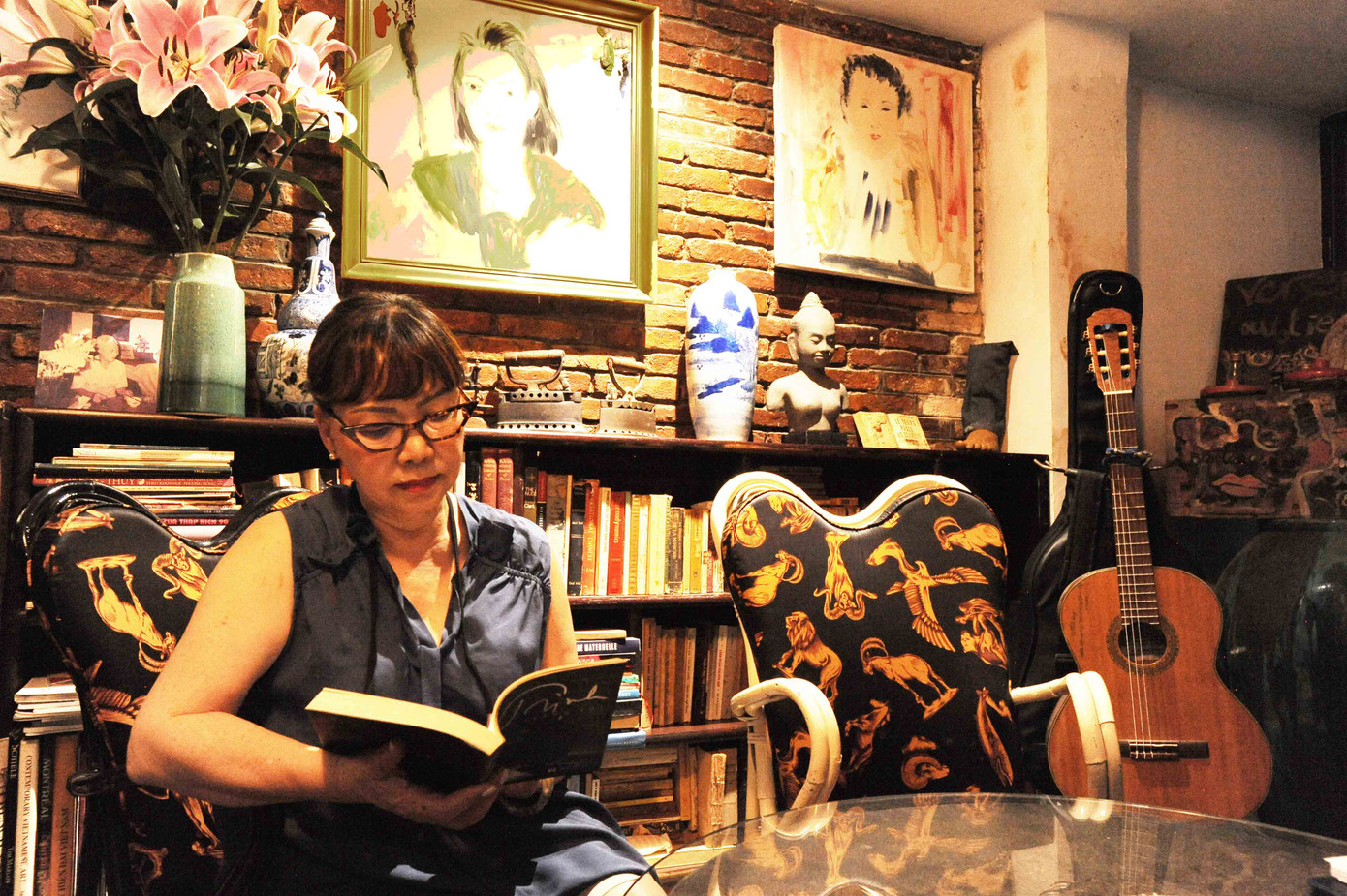 Ca sĩ Trịnh Vĩnh Trinh, em gái nhạc sĩ nói: "24 năm qua, chúng tôi luôn cảm thấy anh Sơn vẫn ở cạnh chúng tôi và mọi người với nụ cười hiền hậu bao dung". Trong ảnh là phòng tiếp khách, nơi nhạc sĩ Trịnh Công Sơn đã đón tiếp nhạc sĩ Văn Cao sau ngày đất nước thống nhất, Bắc - Nam đoàn tụ. Ca sĩ Trịnh Vĩnh Trinh, em gái nhạc sĩ nói: "24 năm qua, chúng tôi luôn cảm thấy anh Sơn vẫn ở cạnh chúng tôi và mọi người với nụ cười hiền hậu bao dung". Trong ảnh là phòng tiếp khách, nơi nhạc sĩ Trịnh Công Sơn đã đón tiếp nhạc sĩ Văn Cao sau ngày đất nước thống nhất, Bắc - Nam đoàn tụ.