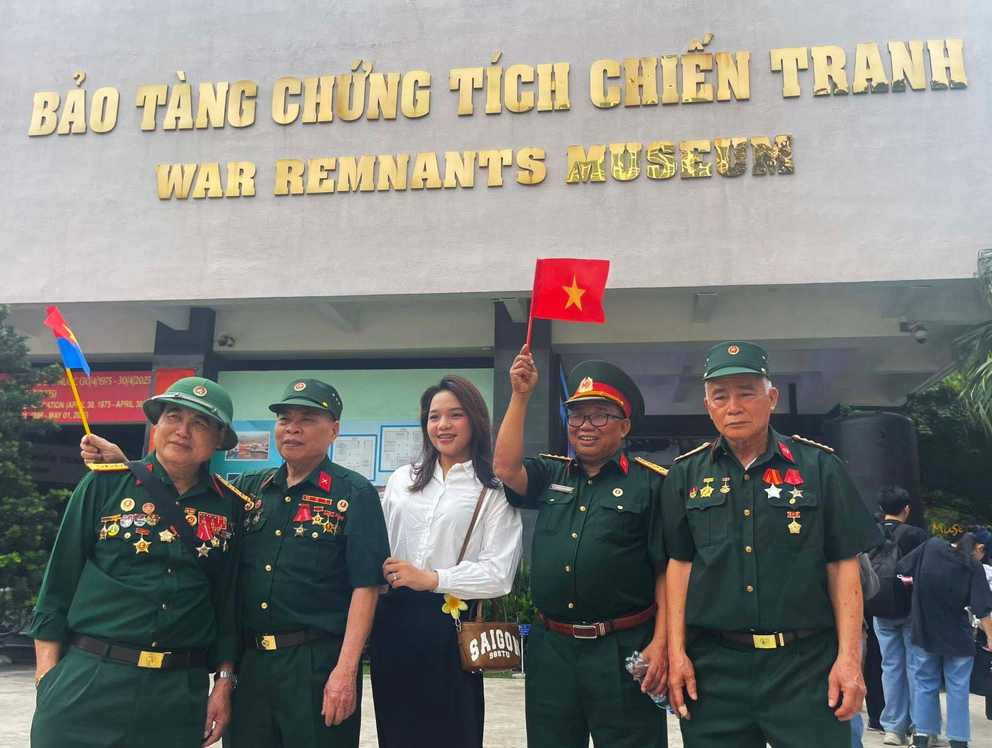 Rất nhiều đoàn cựu chiến binh vào thăm bảo tàng và được giới trẻ hết sức ngưỡng mộ. Rất nhiều đoàn cựu chiến binh vào thăm bảo tàng và được giới trẻ hết sức ngưỡng mộ.