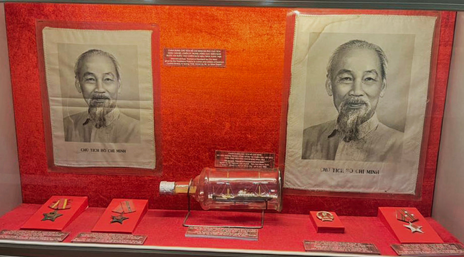 Chân dung Chủ tịch Hồ Chí Minh in trên vải rất phổ biến tại miền Nam sau ngày đất nước thống nhất.