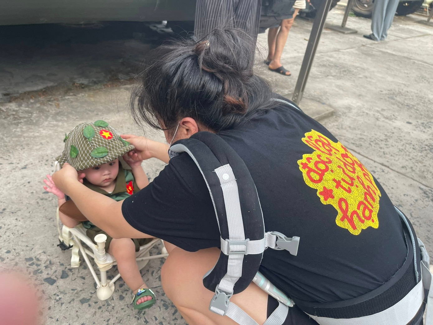 Bé Xin (TPHCM) đến ngày 30/4/2025 vừa tròn 8 tháng tuổi. Gia đình đưa bé đi chơi. Bé được hóa thân làm anh vệ quốc đoàn.