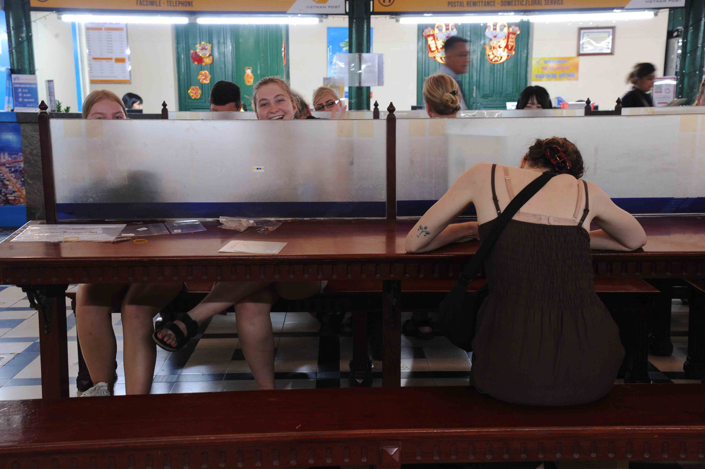 Không chỉ các cô gái nắn nót trên trang giấy... Không chỉ các cô gái nắn nót trên trang giấy...