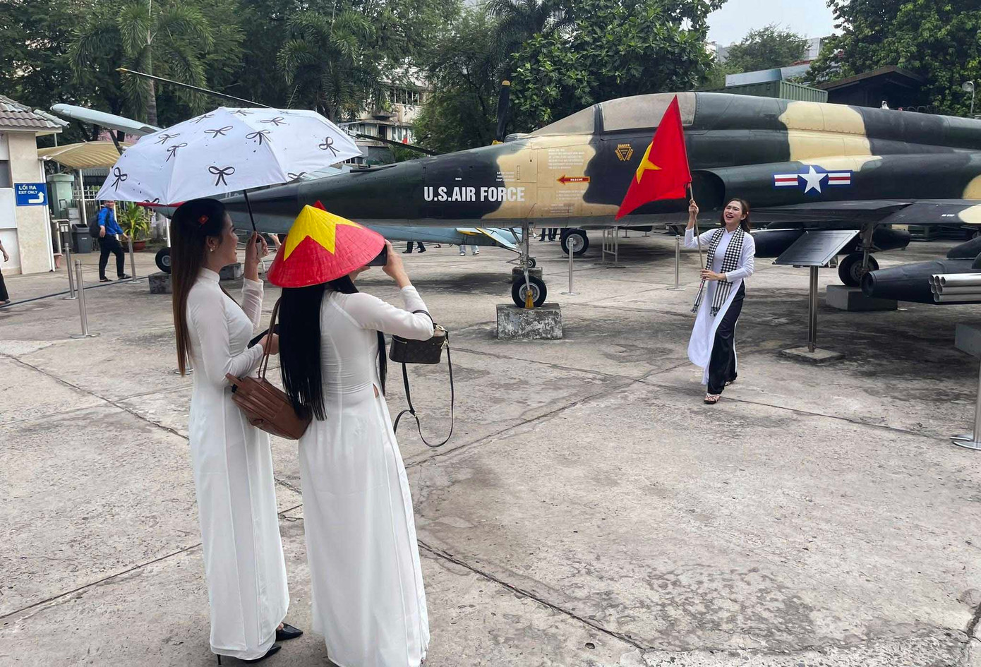 Các cô gái với chiếc khăn rằn miền Nam vui trong ngày lễ lớn. Các cô gái với chiếc khăn rằn miền Nam vui trong ngày lễ lớn.