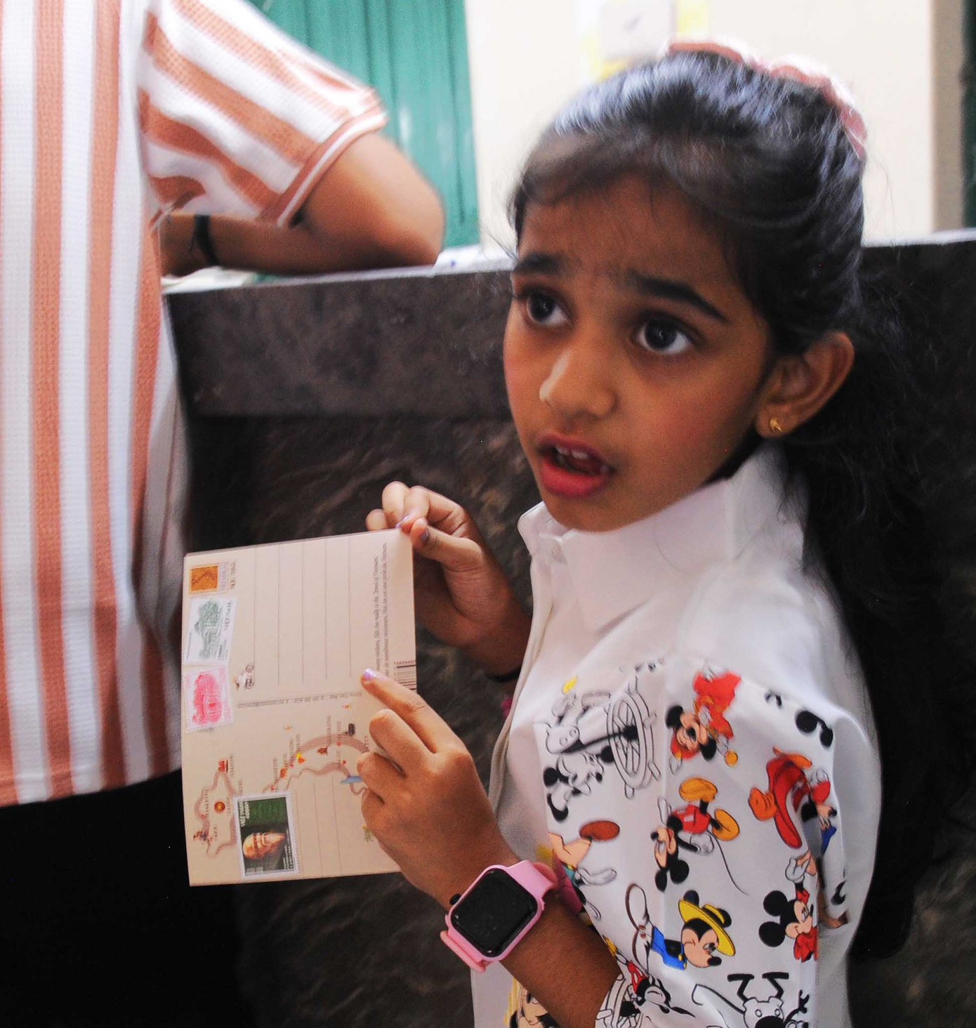 Một em bé Ấn Độ gửi bưu thiếp cho ông bà Một em bé Ấn Độ gửi bưu thiếp cho ông bà