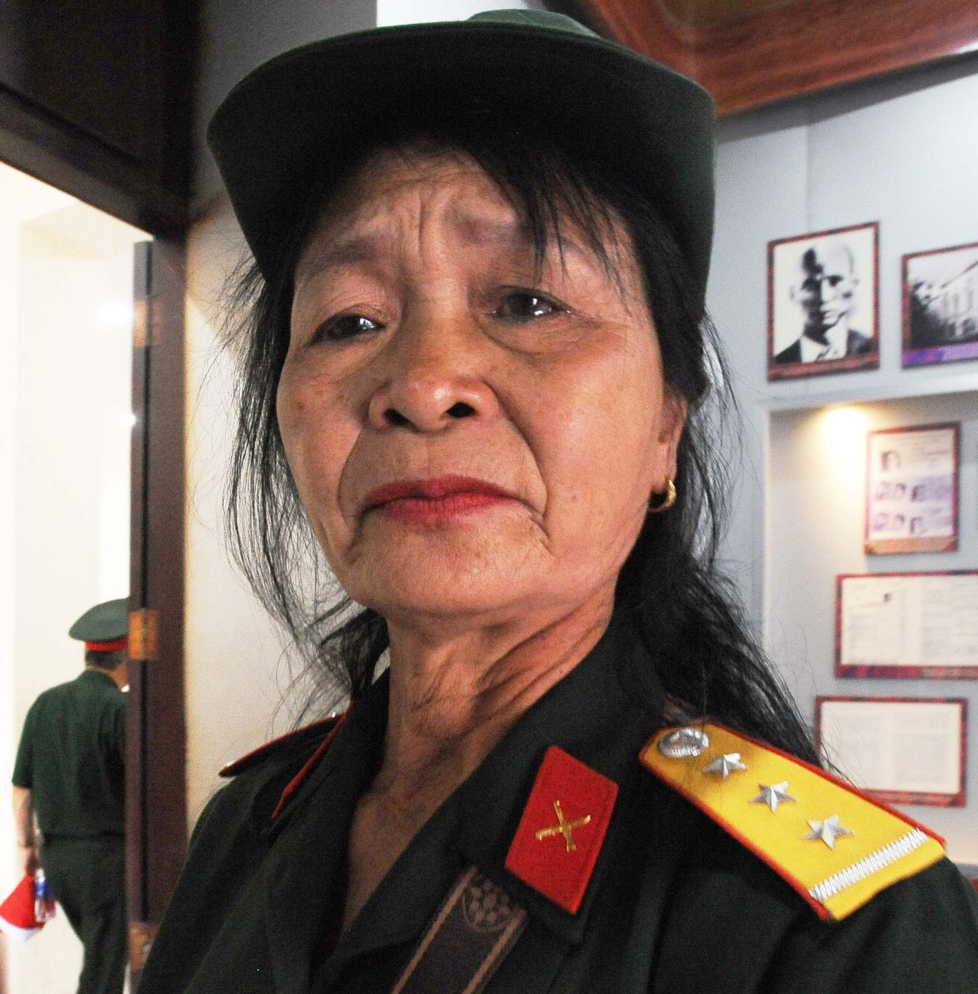 Nữ cựu chiến binh thành phố Việt Trì (Phú Thọ) xúc động không cầm được nước mắt khi xem những kỷ vật của Bác tại bến cảng Nhà Rồng trong dịp kỷ niệm 50 năm thống nhất đất nước.