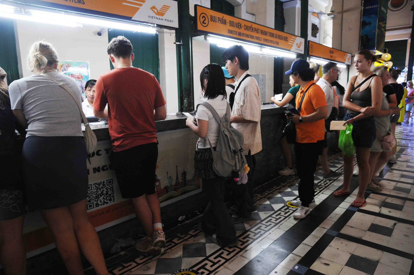 Một nhân viên Bưu điện TPHCM cho biết, trong những ngày này, du khách gửi thư, bưu thiếp, bưu ảnh suốt từ sáng đến tối, lúc nào bưu điện cũng đông nghẹt. Một nhân viên Bưu điện TPHCM cho biết, trong những ngày này, du khách gửi thư, bưu thiếp, bưu ảnh suốt từ sáng đến tối, lúc nào bưu điện cũng đông nghẹt.