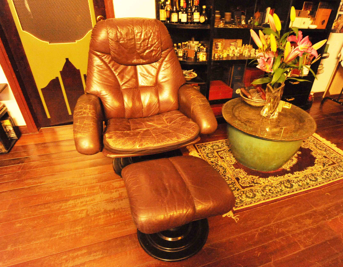 Chiếc ghế nệm duy nhất đặt trong phòng ngủ, nơi ông không bao giờ tiếp khách. Trong ca khúc Bên đời hiu quạnh, Trịnh Công Sơn từng viết: "Đường nào quạnh hiu tôi đã đi qua/ Đường về tình tôi có nắng rất la đà/ Đường thật lặng yên lòng không gì nhớ/ Giật mình nhìn quanh ô phố xa lạ". Nhạc sĩ đã trải qua những tháng ngày sống và sáng tác mà ông trân quý nâng niu từng khoảnh khắc. Chiếc ghế nệm duy nhất đặt trong phòng ngủ, nơi ông không bao giờ tiếp khách. Trong ca khúc Bên đời hiu quạnh, Trịnh Công Sơn từng viết: "Đường nào quạnh hiu tôi đã đi qua/ Đường về tình tôi có nắng rất la đà/ Đường thật lặng yên lòng không gì nhớ/ Giật mình nhìn quanh ô phố xa lạ". Nhạc sĩ đã trải qua những tháng ngày sống và sáng tác mà ông trân quý nâng niu từng khoảnh khắc.