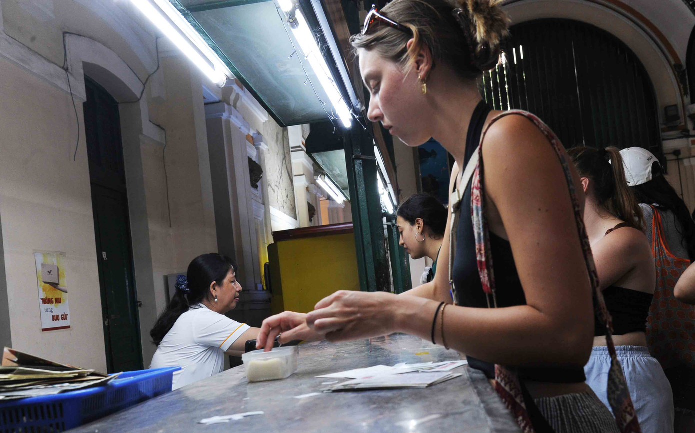 Dán tem trước khi thư được gửi đi Dán tem trước khi thư được gửi đi