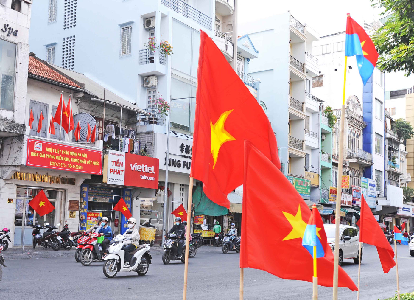 Các ngả đường tại TPHCM được trang hoàng để đón chào lễ kỷ niệm lịch sử 50 năm thống nhất non sông (30/4/1975-30/4/2025).