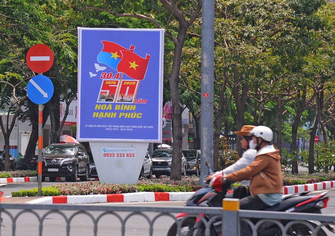 Biển pano "50 năm hòa bình hạnh phúc" có mặt trên nhiều tuyến phố.