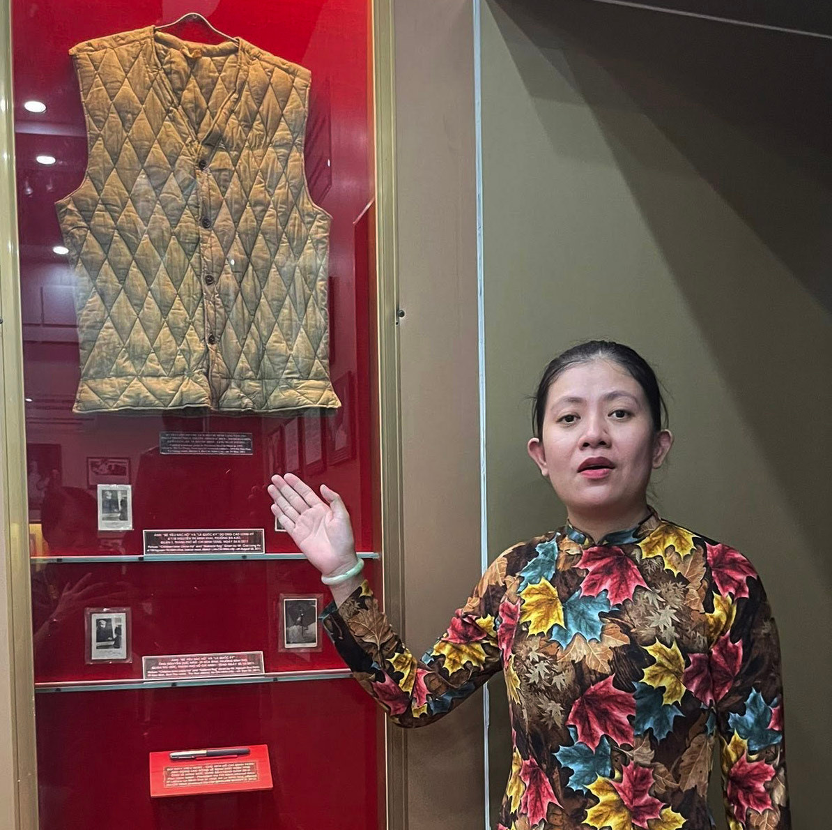 Áo trấn thủ Hồ Chủ tịch tặng cho anh Vệ quốc đoàn Lê Thống Nhất năm 1955.