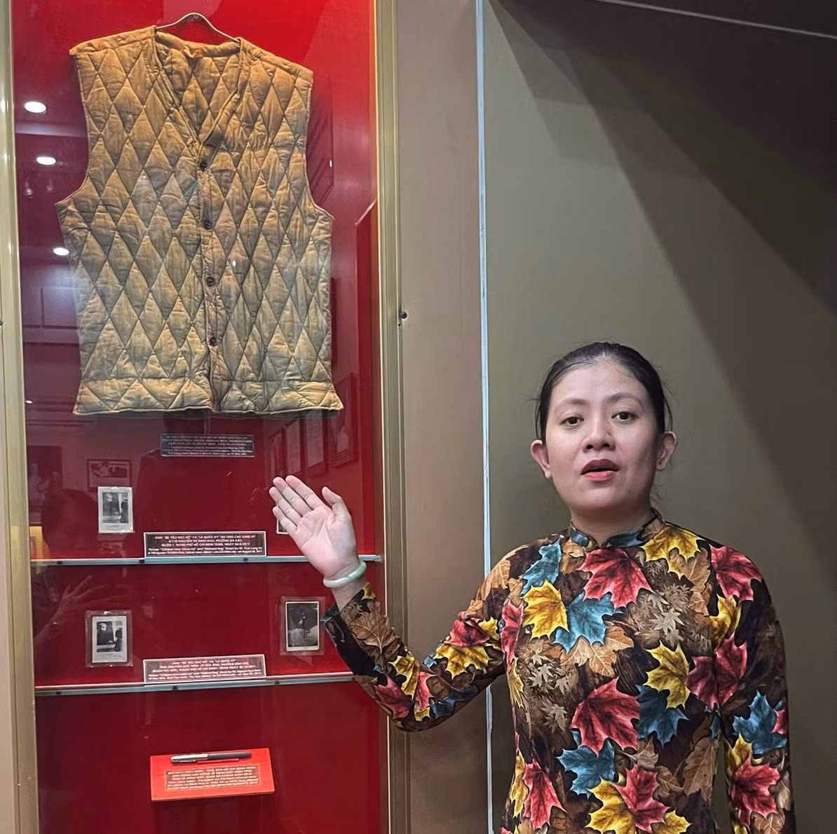 Áo trấn thủ Hồ Chủ tịch tặng cho anh Vệ quốc đoàn Lê Thống Nhất năm 1955. Áo trấn thủ Hồ Chủ tịch tặng cho anh Vệ quốc đoàn Lê Thống Nhất năm 1955.
