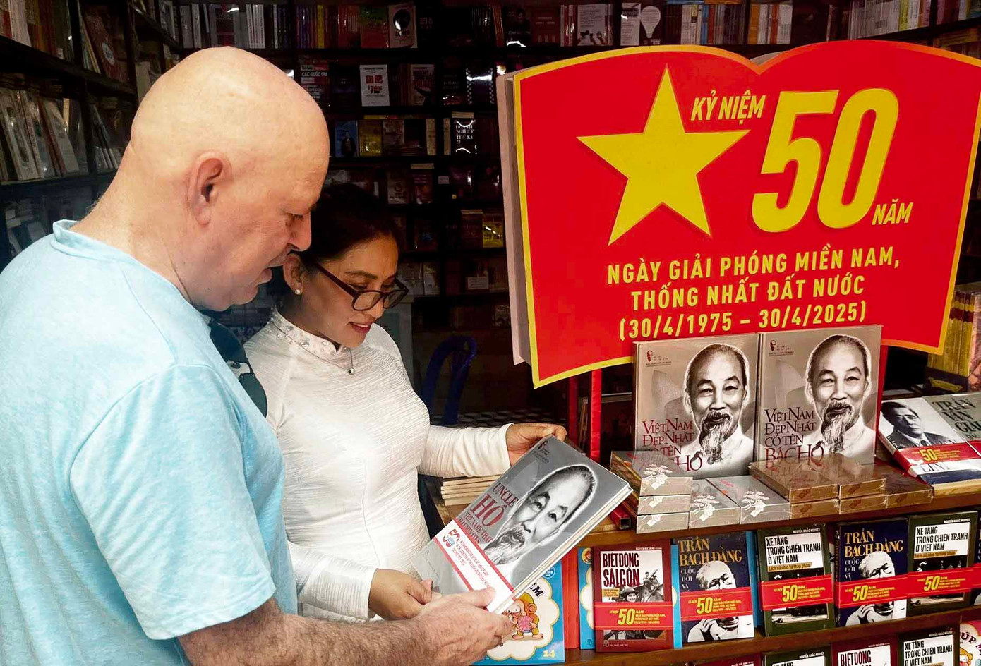 Du khách nước ngoài tìm mua sách về Bác Hồ. Du khách nước ngoài tìm mua sách về Bác Hồ.