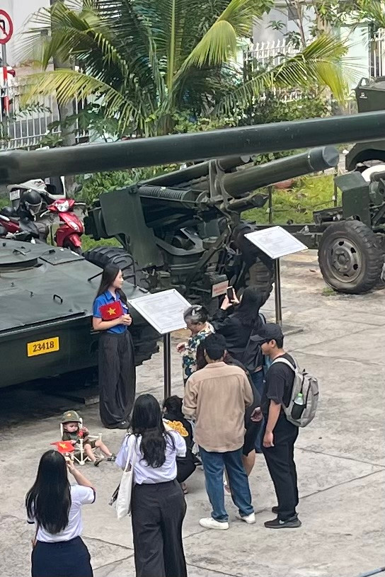 Nhiều du khách thích thú chụp ảnh chú bé vệ quốc đoàn nhí.