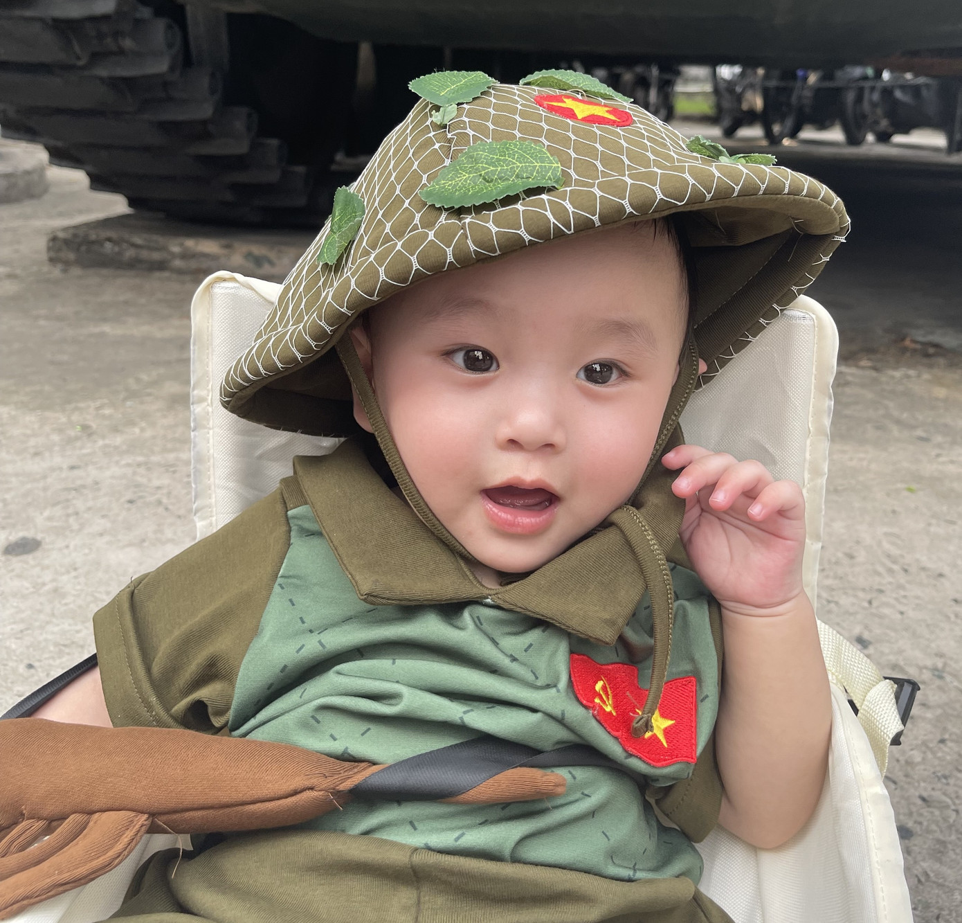 Chú bé 8 tháng tuổi trong trang phục vệ quốc đoàn, rạng rỡ trong dịp lễ kỷ niệm 50 năm Ngày Giải phóng miền Nam, thống nhất đất nước.