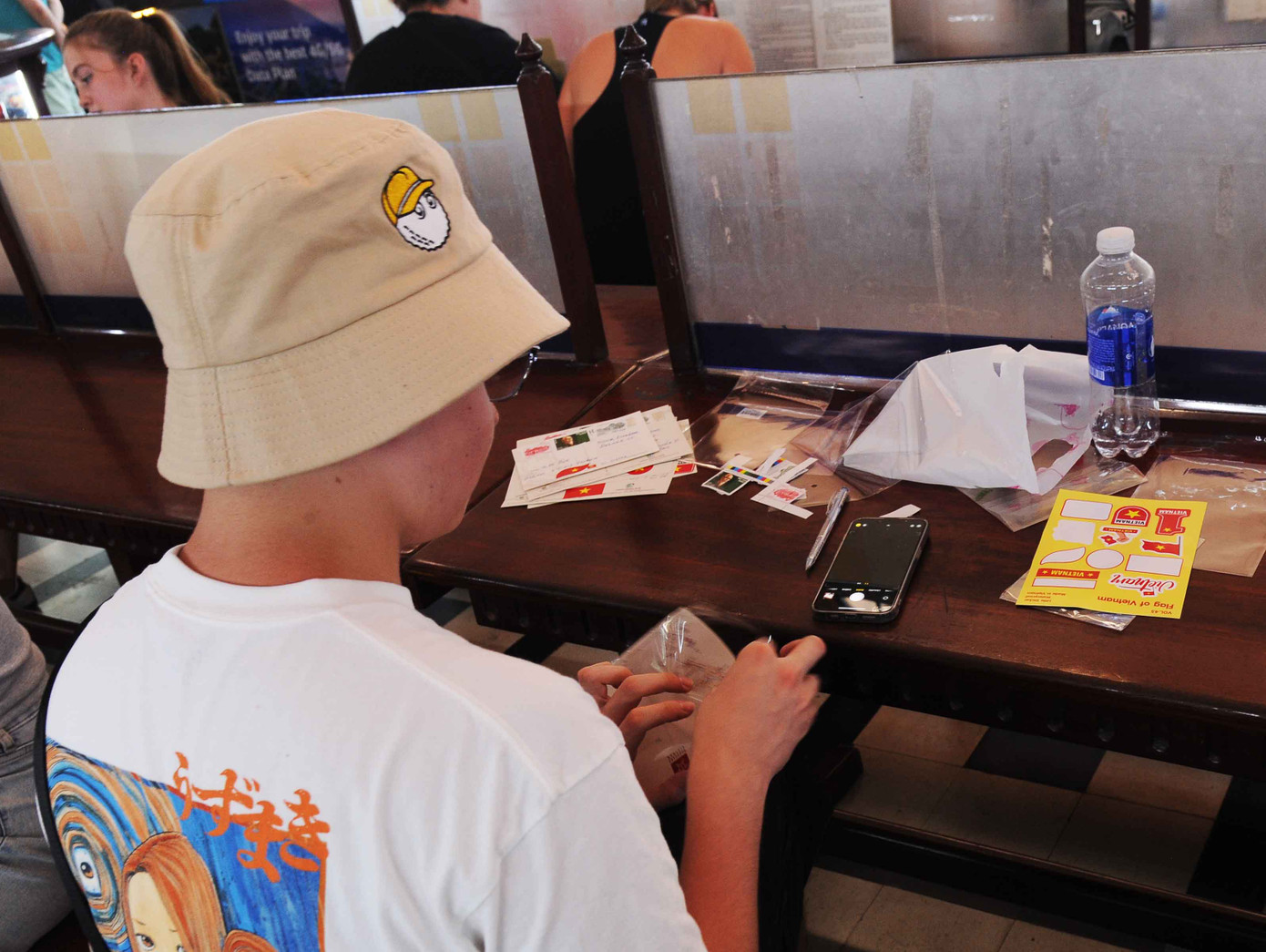 Một em bé châu Âu gửi rất nhiều thư cho bạn bè và người thân Một em bé châu Âu gửi rất nhiều thư cho bạn bè và người thân