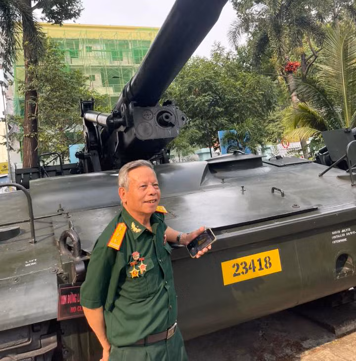 Người cựu chiến binh vào Nam chiến đấu từ năm 1969, bên khẩu pháo được mệnh danh là "Vua chiến trường" của địch. Người cựu chiến binh vào Nam chiến đấu từ năm 1969, bên khẩu pháo được mệnh danh là "Vua chiến trường" của địch.