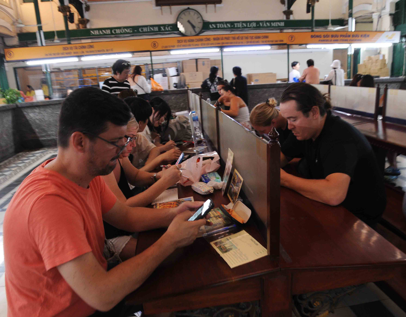 ... mà các chàng trai cũng tỉ mẩn gửi thư tay ... mà các chàng trai cũng tỉ mẩn gửi thư tay