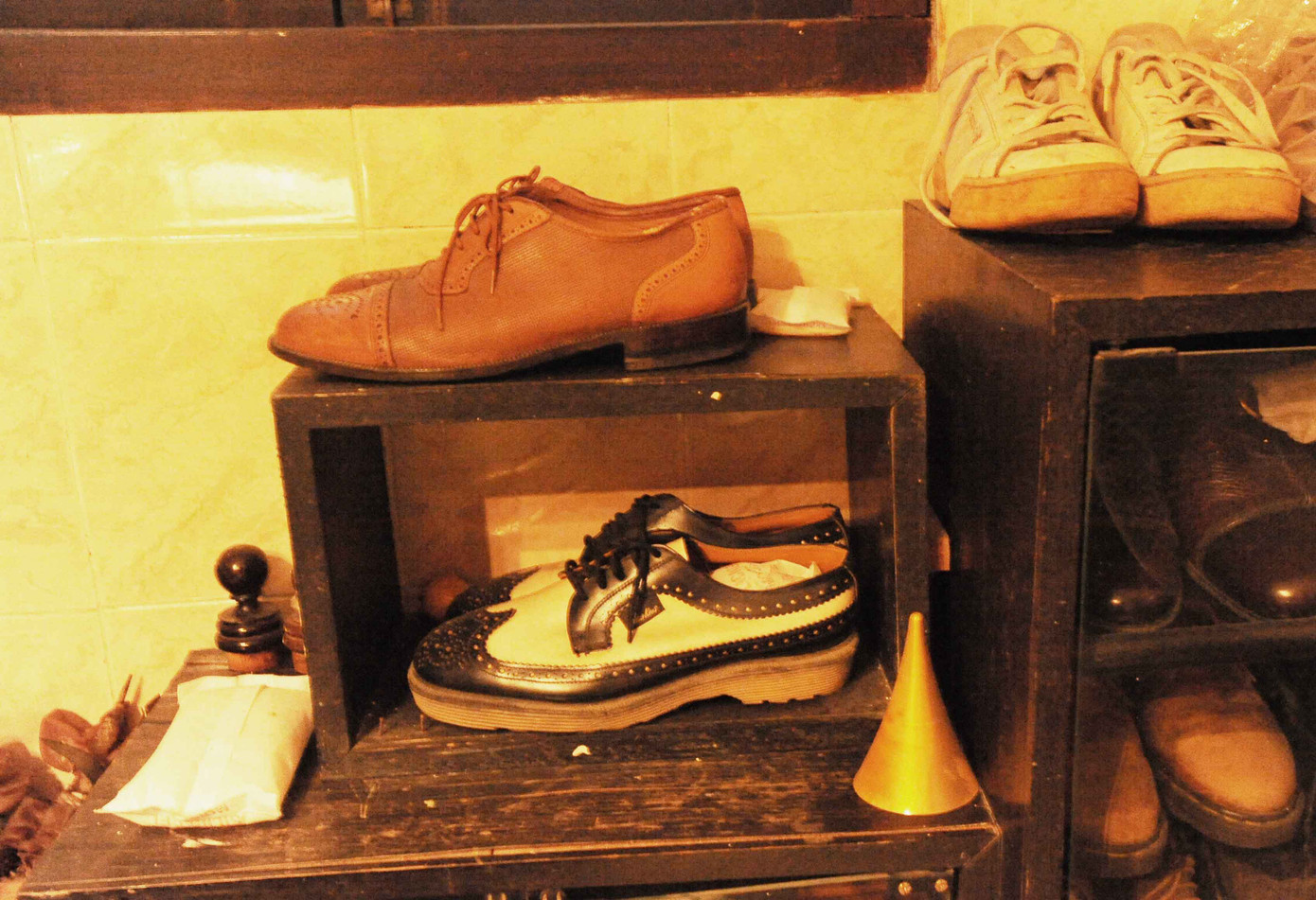 Tủ giày của nhạc sĩ. Tủ giày của nhạc sĩ.