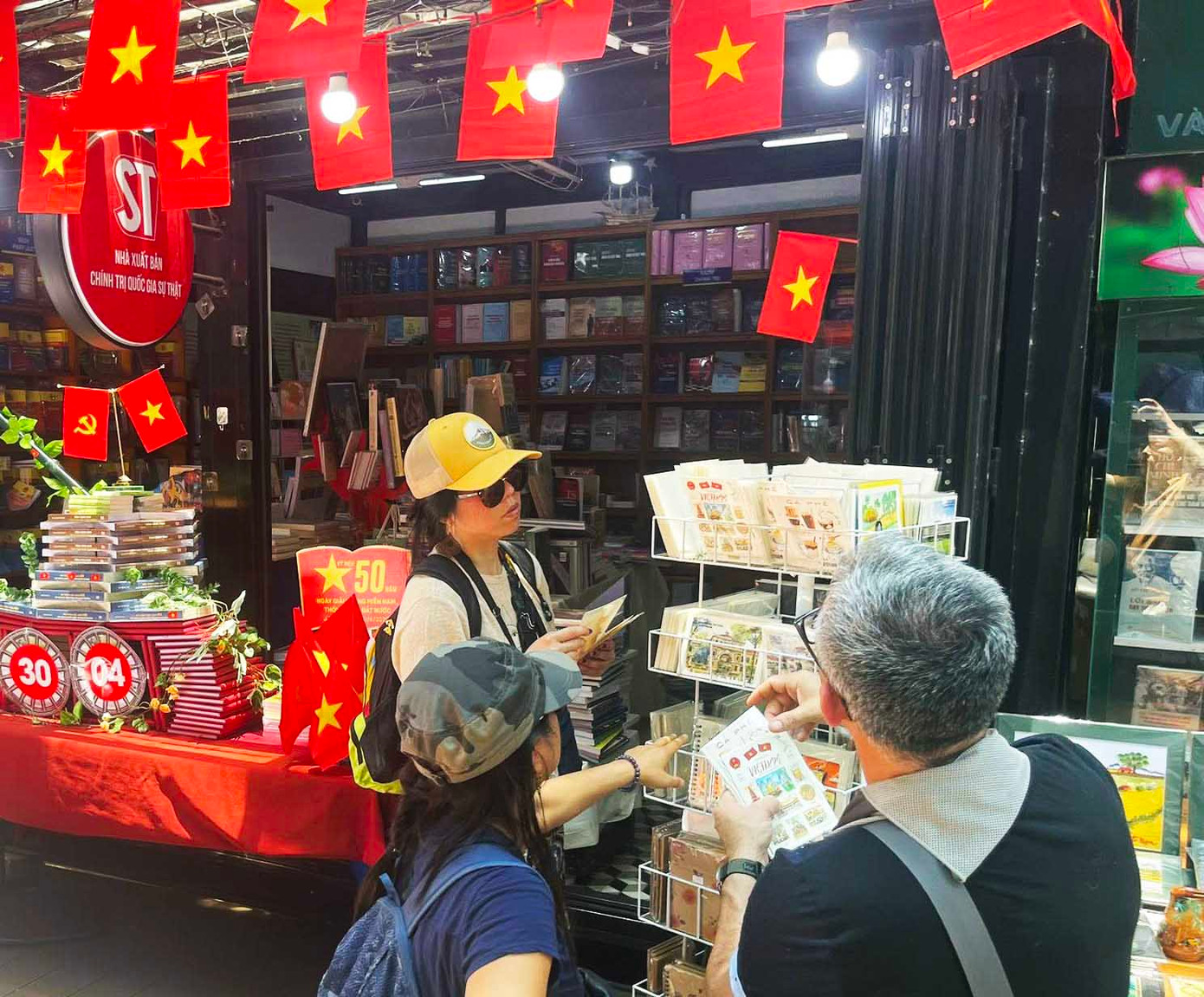 Mỗi ngày, các đường sách tại TPHCM đón hàng ngàn lượt khách trong nước và quốc tế và đây là dịp thuận lợi để quảng bá về văn hóa, lịch sử Việt Nam Mỗi ngày, các đường sách tại TPHCM đón hàng ngàn lượt khách trong nước và quốc tế và đây là dịp thuận lợi để quảng bá về văn hóa, lịch sử Việt Nam