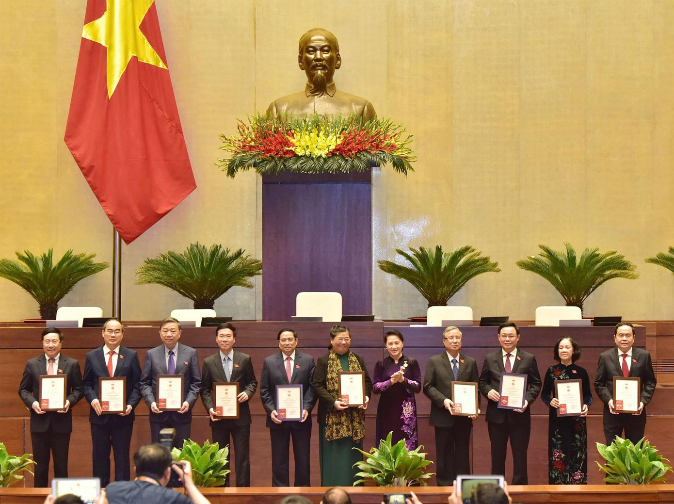 Chủ tịch Quốc hội trao Kỷ niệm chương cho các đại biểu Quốc hội. Ảnh ĐBND