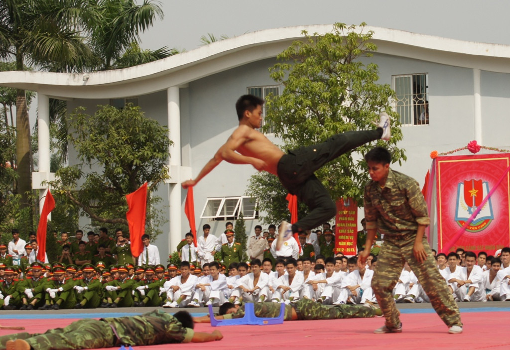 Chiến sĩ Bộ Tư lệnh Cảnh sát cơ động trong nooij dung đối kháng 1 đánh 6