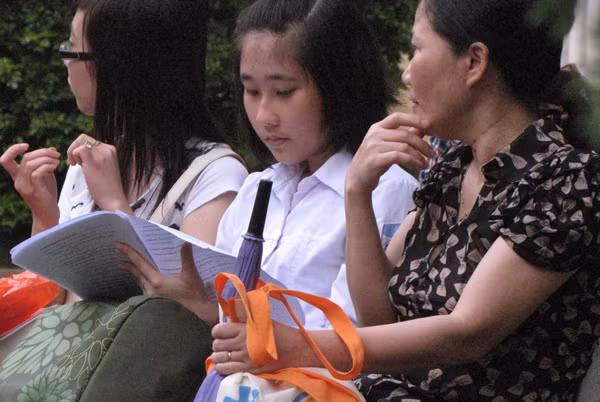 Tranh thủ ôn lại kiến thức đi con. Tranh thủ ôn lại kiến thức đi con
