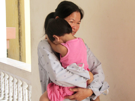 Sau biến cố xảy ra, cháu Hồ Thị L.N vẫn chưa hết sợ hãi khi gặp đàn ông. Sau biến cố xảy ra, cháu Hồ Thị L.N vẫn chưa hết sợ hãi khi gặp đàn ông