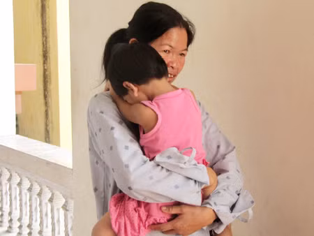 Sau biến cố xảy ra, cháu Hồ Thị L.N vẫn chưa hết sợ hãi khi gặp đàn ông