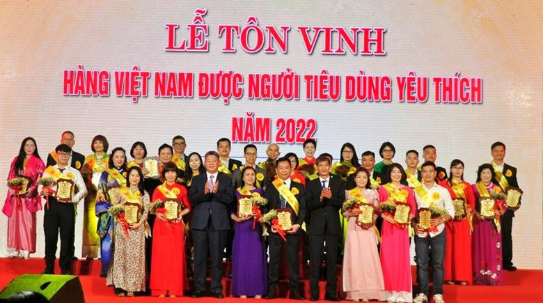 Lãnh đạo TP Hà Nội trao giấy chứng nhận sản phẩm hàng Việt Nam được người tiêu dùng yêu thích.
