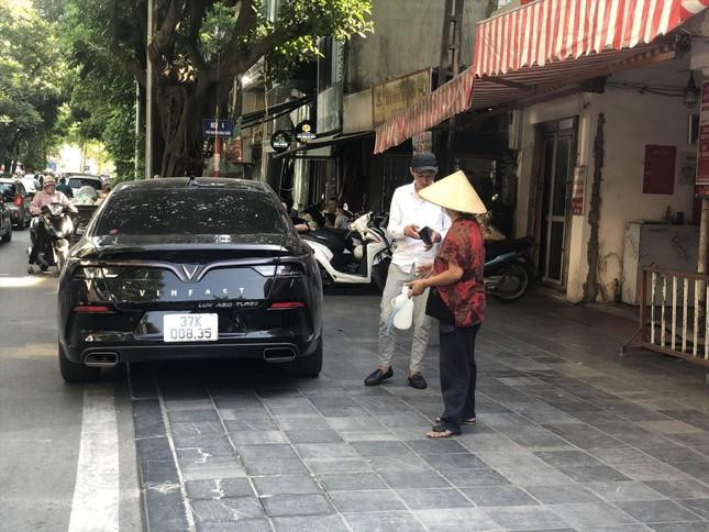 Người dân mang xăng ra bán với giá 30.000 đồng/ lít ngay trước cửa cây xăng ở Hà Nội đang tạm đóng cửa chiều 6/9 (Ảnh: Trịnh Hải).