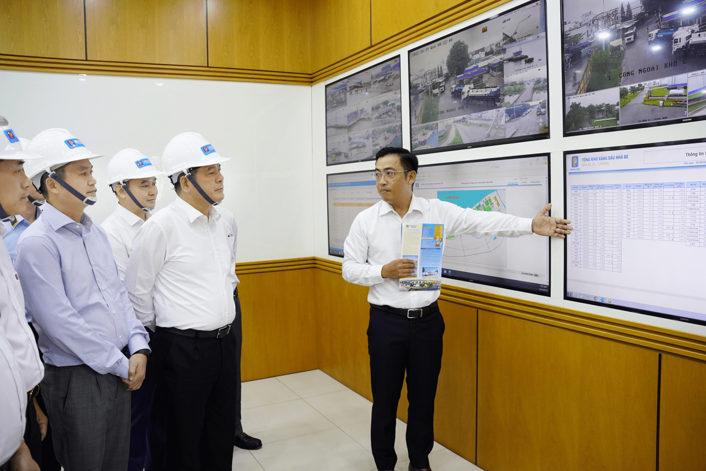 Bộ trưởng Công Thương Nguyễn Hồng Diên tại buổi kiểm tra. Bộ trưởng Công Thương Nguyễn Hồng Diên tại buổi kiểm tra.